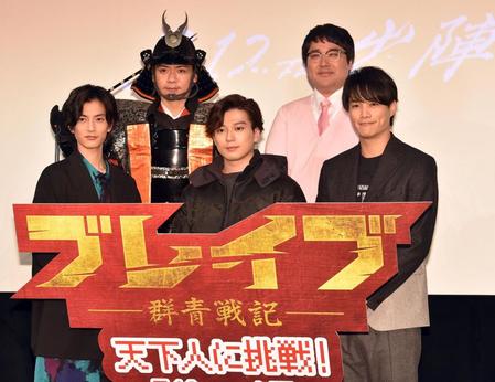 　『ブレイブー群青戦記ー』天下人に挑戦イベントを行った（前列左から）渡邉圭祐、新田真剣佑、鈴木伸之（後列左から）マジカルラブリーの野田クリスタル、村上（撮影・佐藤厚）