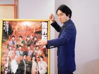 演じる宮本武蔵の二刀流ポーズを披露する渡辺大＝大阪市内