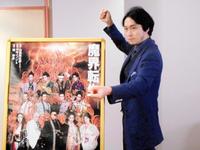 演じる宮本武蔵の二刀流ポーズを披露する渡辺大＝大阪市内