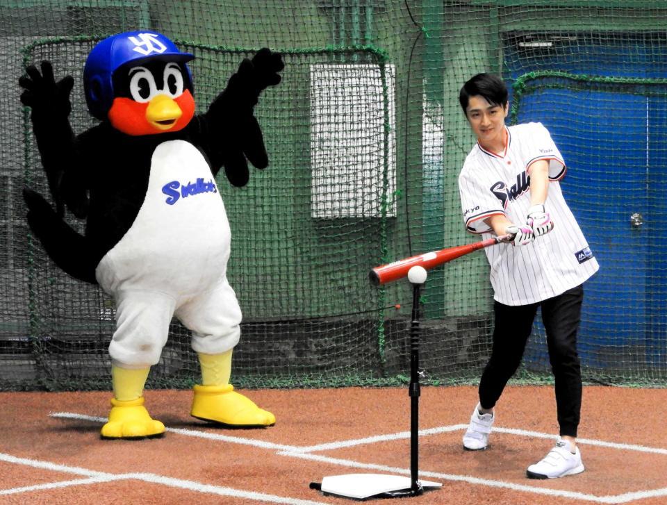 　ティー打撃的当て対決の結果はつば九郎の圧勝…ではなく逆転ハナマル勝利！？