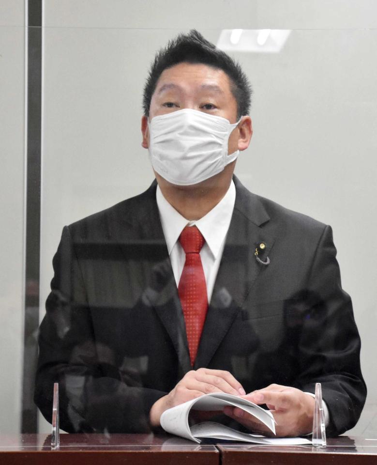 　ＮＨＫの受信料支払いを巡る訴訟の判決後、記者会見する立花孝志氏＝東京・霞が関の司法記者クラブ