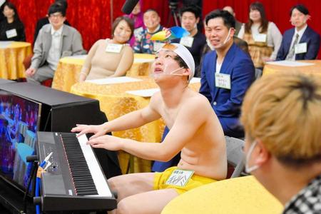 　突然の告白をし、ねこ屋敷・山崎を振り向かせるためにピアノ芸を披露するキャツミ（写真提供・ＭＢＳ）