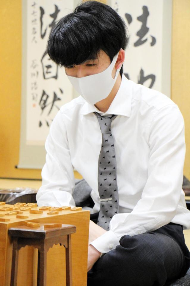 　広瀬章人八段に勝利した藤井聡太二冠（日本将棋連盟提供）