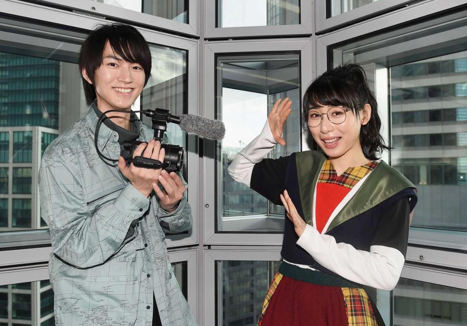 　共演ドラマの役柄をイメージしてポーズを決める和田雅成（左）とＢｉＳＨのハシヤスメ・アツコ（撮影・開出牧）