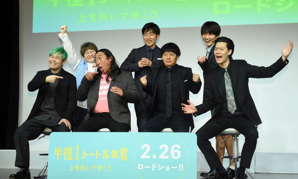 完成記念会見を盛り上げる（前列右から）霜降り明星の粗品、ミキの亜生、ロバートの秋山竜次、品川庄司の品川ヒロシ、（後列右から）ジャルジャルの福徳秀介、後藤淳平、ハリセンボンの近藤春菜＝東京・よしもと有楽町シアター（撮影・開出牧）