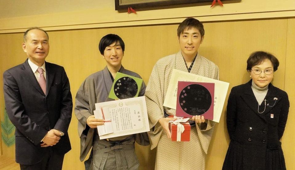 　（左から）笑福亭仁智会長、準優勝の桂三実、優勝の桂三四郎、寺田千代乃アートコーポレーション名誉会長