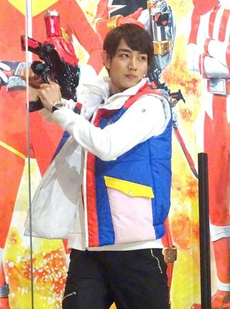 「機界戦隊ゼンカイジャー」の変身ポーズを披露する駒木根葵汰＝都内