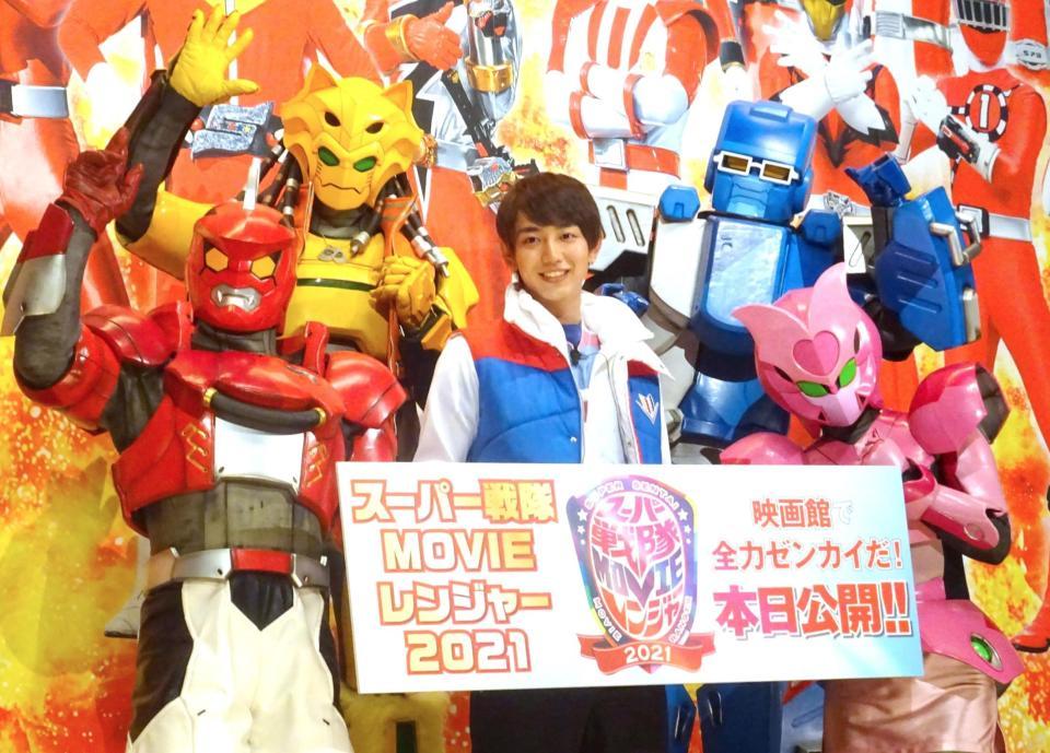 公開初日舞台あいさつに登場した（前列左から）ジュラン、駒木根葵汰、マジーヌ（後列左から）ガオーン、ブルーン＝都内