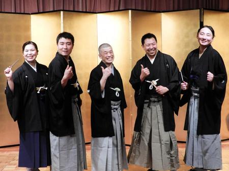 　３月に真打昇進する弁財亭和泉、柳亭燕三、柳家き三郎、春風亭柳枝、三遊亭れん生＝都内