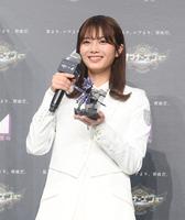 　キャラクターのフィギュアを笑顔で持つ櫻坂４６の田村保乃（撮影・高石航平）