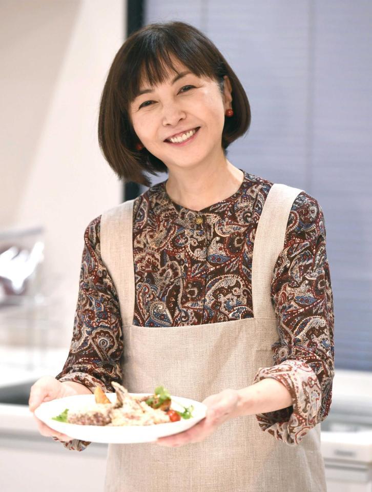 　薬膳料理を披露する麻木久仁子＝東京・パティア四ッ谷店（撮影・園田高夫）