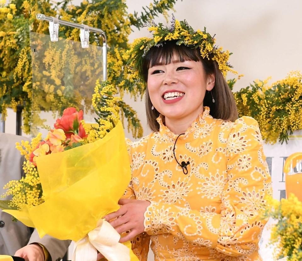 　花束を手に笑顔を見せる藤原しおり（撮影・園田高夫）