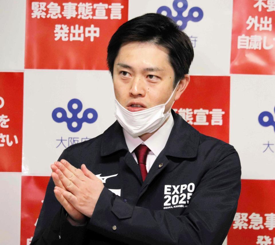 　府民に呼びかける「マスク会食」の方法を実践する大阪府の吉村洋文知事＝府庁