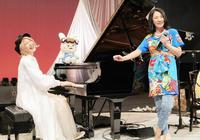 ハラミちゃん（左）のステージにサプライズ登場した広瀬香美＝神奈川県内