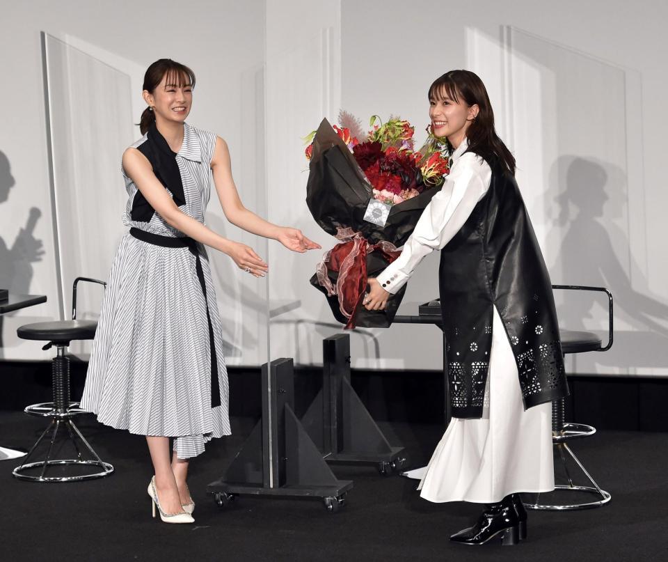 ２４歳の誕生日を迎え、北川景子（左）から花束を贈られる芳根京子（撮影・佐藤厚）