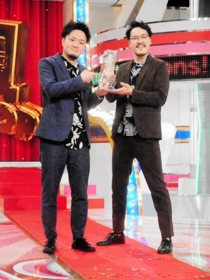 ｙｔｖ漫才新人賞決定戦で優勝した隣人の中村遊直（左）と橋本市民球場＝大阪・読売テレビ