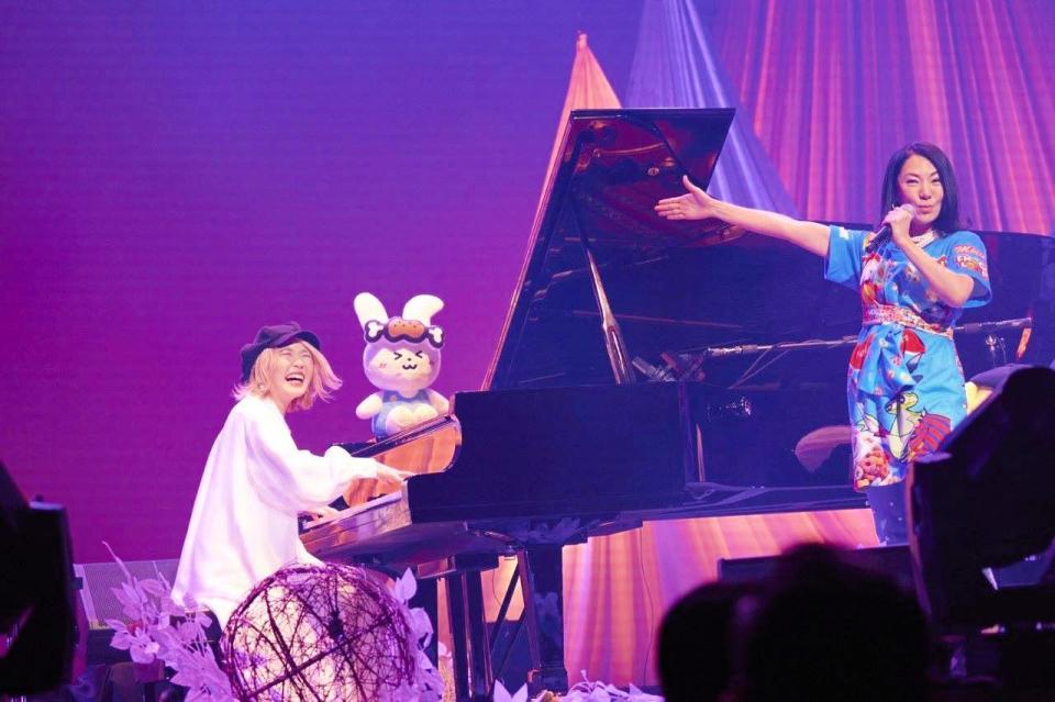 ハラミちゃん（左）のステージにサプライズ登場した広瀬香美＝神奈川県内