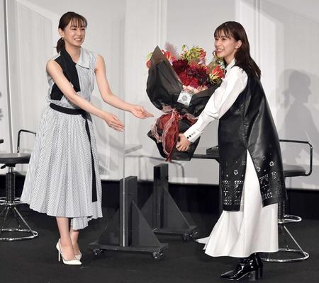　２４歳の誕生日を迎え、北川景子（左）から花束を贈られる芳根京子＝ＴＯＨＯシネマズ六本木ヒルズ（撮影・佐藤厚）