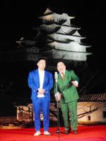 世界遺産の姫路城で新作漫才「姫路」を披露したミルクボーイの駒場孝（左）と内海崇＝兵庫県姫路市の姫路城西の丸