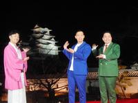 世界遺産の姫路城で新作漫才「姫路」を披露したミルクボーイの駒場孝（中央）と内海崇（右。左は天津・木村）＝兵庫県姫路市の姫路城西の丸
