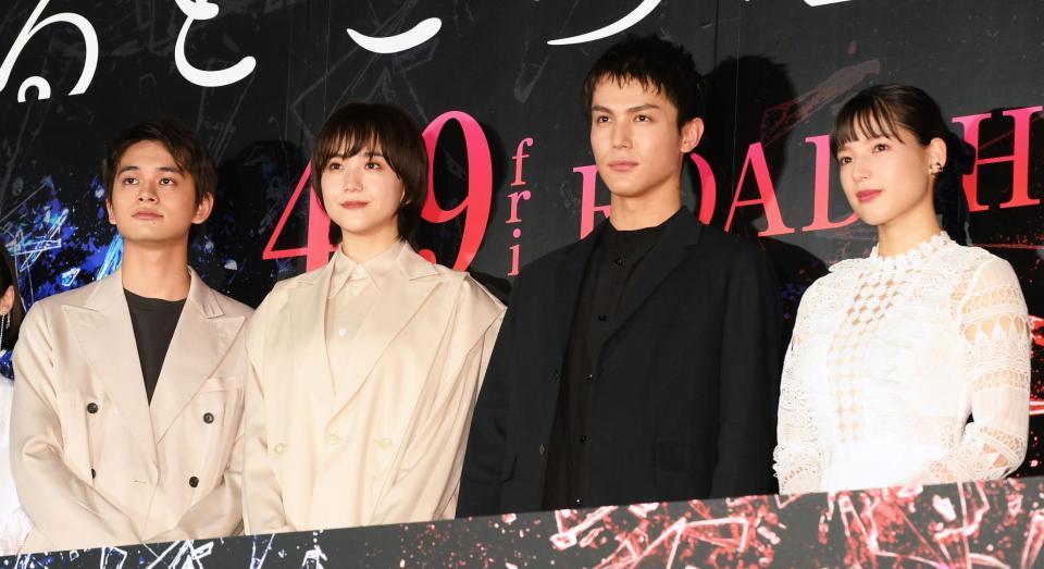 映画「砕け散るところを見せてあげる」完成報告舞台あいさつに登場した（左から）北村匠海、松井愛莉、中川大志、石井杏奈＝東京・有楽町の丸の内ピカデリー（撮影・堀内翔）