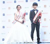 両グランプリを受賞した東京大学の神谷明采さん（左）と立教大学の鈴木廉さん＝東京・六本木（撮影・高石航平）