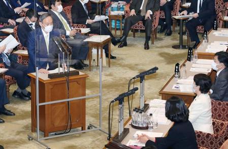 　参院予算委で答弁する菅首相（左手前）