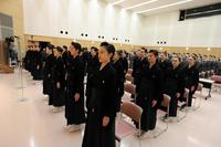 宝塚音楽学校１０７期卒業式で国歌を聞く生徒＝宝塚音楽学校