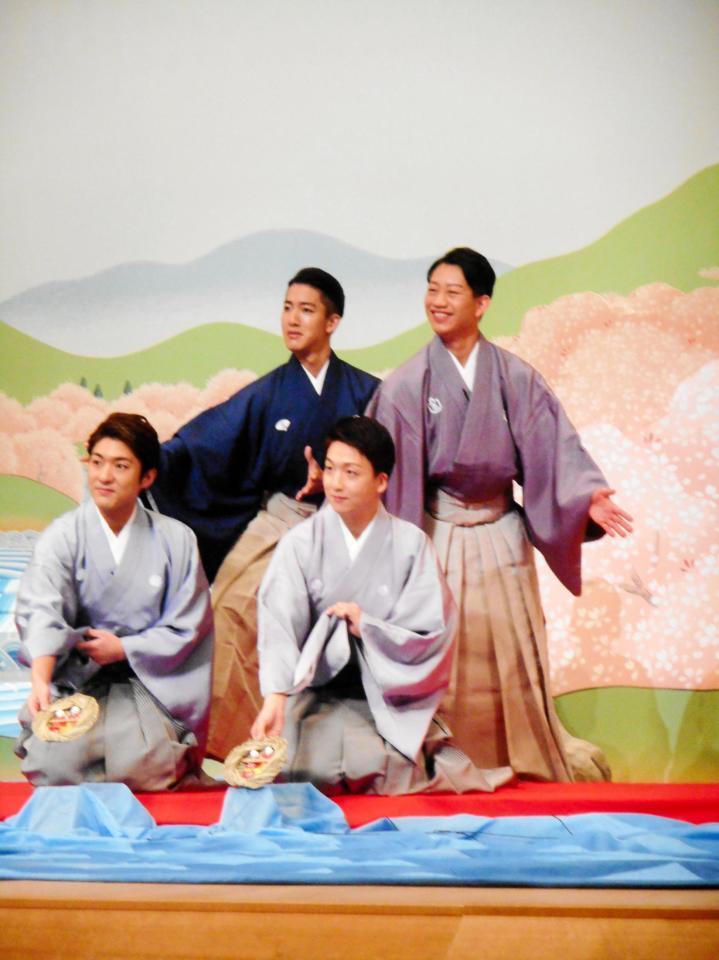 「流し雛」のイベントに参加した（手前左から）中村橋之助、中村米吉、（奥左から）尾上右近、中村壱太郎＝京都・南座