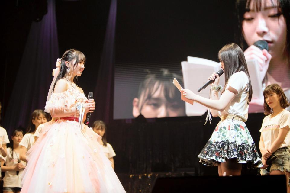 　卒業コンサートで梅山恋和（右）から手紙を読み上げられるＮＭＢ４８・山本彩加