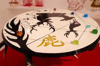 「吉本新喜劇　吉田ヒロ展」に展示される鹿の本物の足付きテーブル