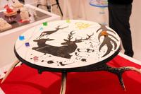 「吉本新喜劇　吉田ヒロ展」に展示される鹿の本物の足付きテーブル