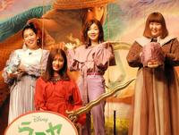 イベントに登場した吉川愛（前列）と３時のヒロインの（後列左から）ゆめっち、福田麻貴、かなで＝都内