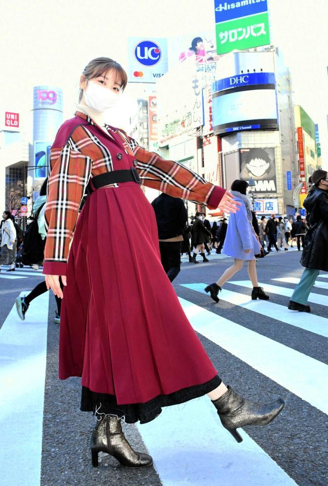 　渋谷のスクランブル交差点を横断する柏木由紀