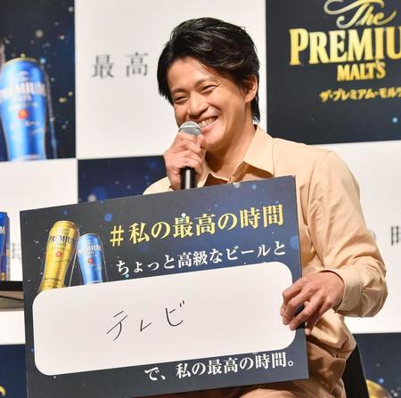 　「ビールとテレビが最高の時間」と笑顔の小栗旬（撮影・園田高夫）