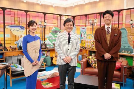 　生放送を終え、笑顔の（左から）石橋亜紗アナウンサー、武田真一アナウンサー、小籔千豊