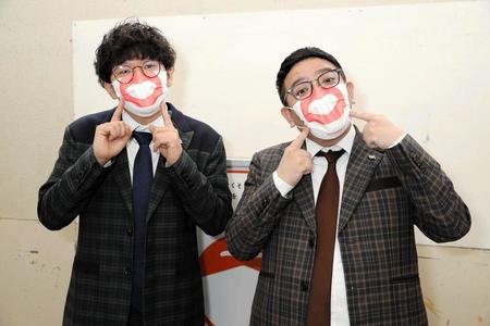 　吉本マスクをＰＲするミキの（左から）亜生、昴生