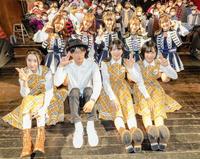 有木竜郎氏（前列左から２人目）、ＯＳ☆Ｕ（後列）をゲストに迎え、初の大阪ワンマンライブを行ったＫＯＢｅｒｒｉｅＳ♪の（前列左から）井上怜奈、古川莉子、小形優莉＝大阪市内