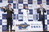 「狩猟解禁直前！モンスターハンターライズデジタルライブイベント」に登場した（左から）辻本良三プロデューサー、本田翼、一瀬泰範ディレクター＝東京・品川インターシティホール（撮影・伊藤笙子）