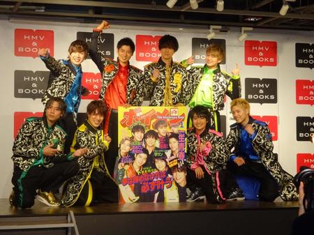 写真集をＰＲしたボイメン。（下段左から、吉原雅斗、平松賢人、本田剛文、勇翔。上段左から田村侑久、辻本達規、水野勝、小林豊）＝東京・渋谷