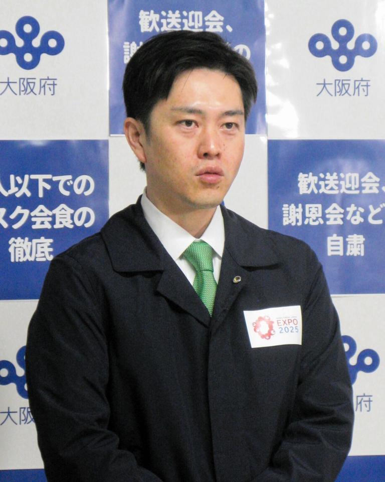 囲み取材に応じた吉村洋文大阪府知事＝大阪府庁