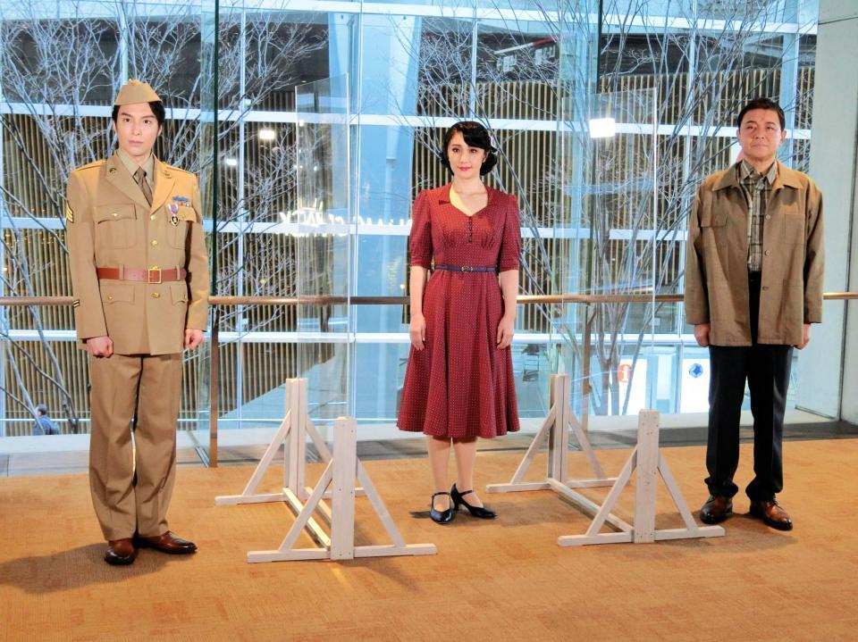 　ミュージカル「アリージャンス～忠誠～」の通し稽古に参加した（右から）渡辺徹、濱田めぐみ、海宝直人