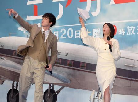 　紙飛行機を飛ばす坂口健太郎（左）と広瀬すず（撮影・金田祐二）
