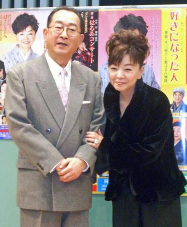 　笑顔で記念写真に納まる都はるみ（右）と矢崎滋＝２００７年
