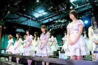 　午後２時４６分に黙とうを捧げるＡＫＢ４８の（前列左から）加藤玲奈、岩立沙織、村山彩希、込山榛香、佐藤朱＝ＡＫＢ４８劇場（Ｃ）ＡＫＢ４８