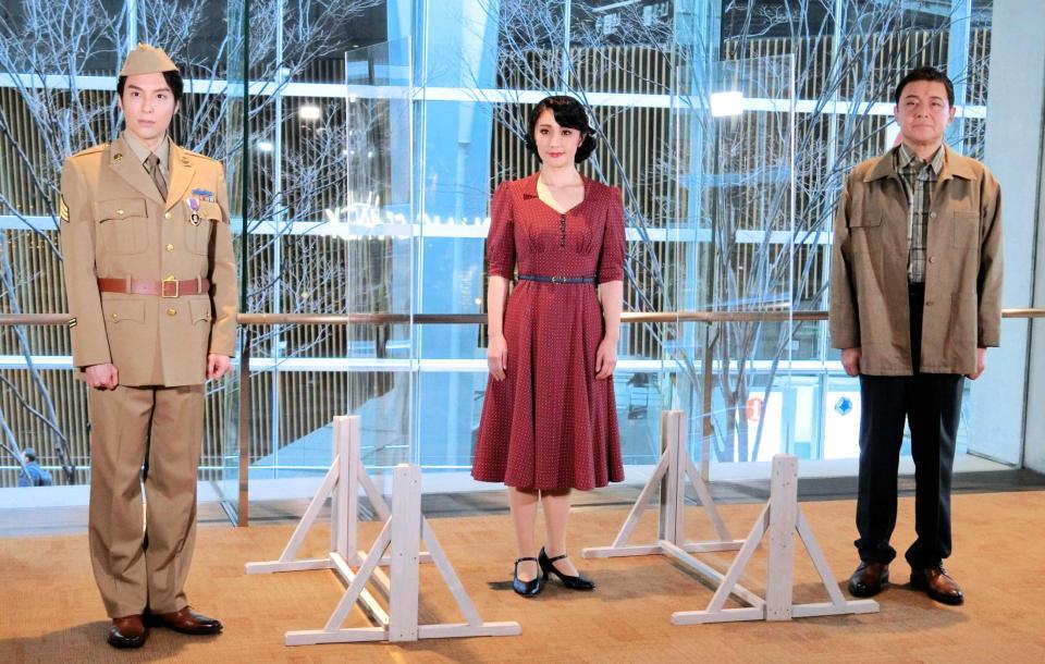 　ミュージカル「アリージャンス～忠誠～」の通し稽古に参加した（右から）渡辺徹、濱田めぐみ、海宝直人