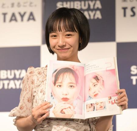 お気に入りの写真を披露する山之内すず＝ＳＨＩＢＵＹＡ　ＴＳＵＴＡＹＡ（撮影・三好信也）