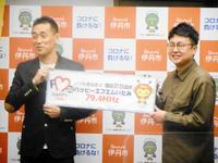 　伊丹大使の石田靖（左）と銀シャリ・橋本直＝兵庫県伊丹市役所