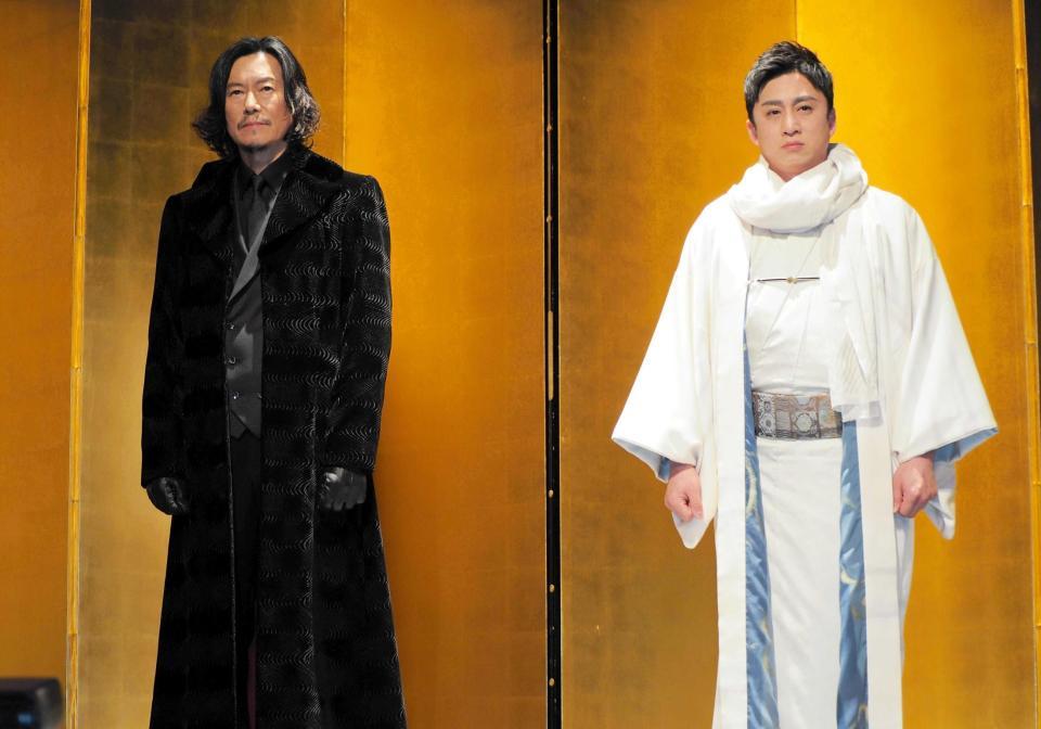 　対照的な衣装で登場した松本幸四郎（右）と豊川悦司