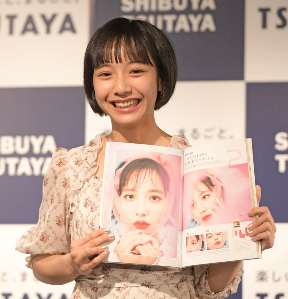 　お気に入りの写真を披露する山之内すず＝ＳＨＩＢＵＹＡ　ＴＳＵＴＡＹＡ（撮影・三好信也）